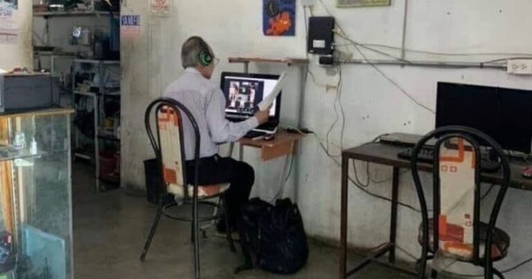 Acest profesor în vârstă nu are calculator și merge zilnic la vecinii săi pentru a-și preda cursurile online